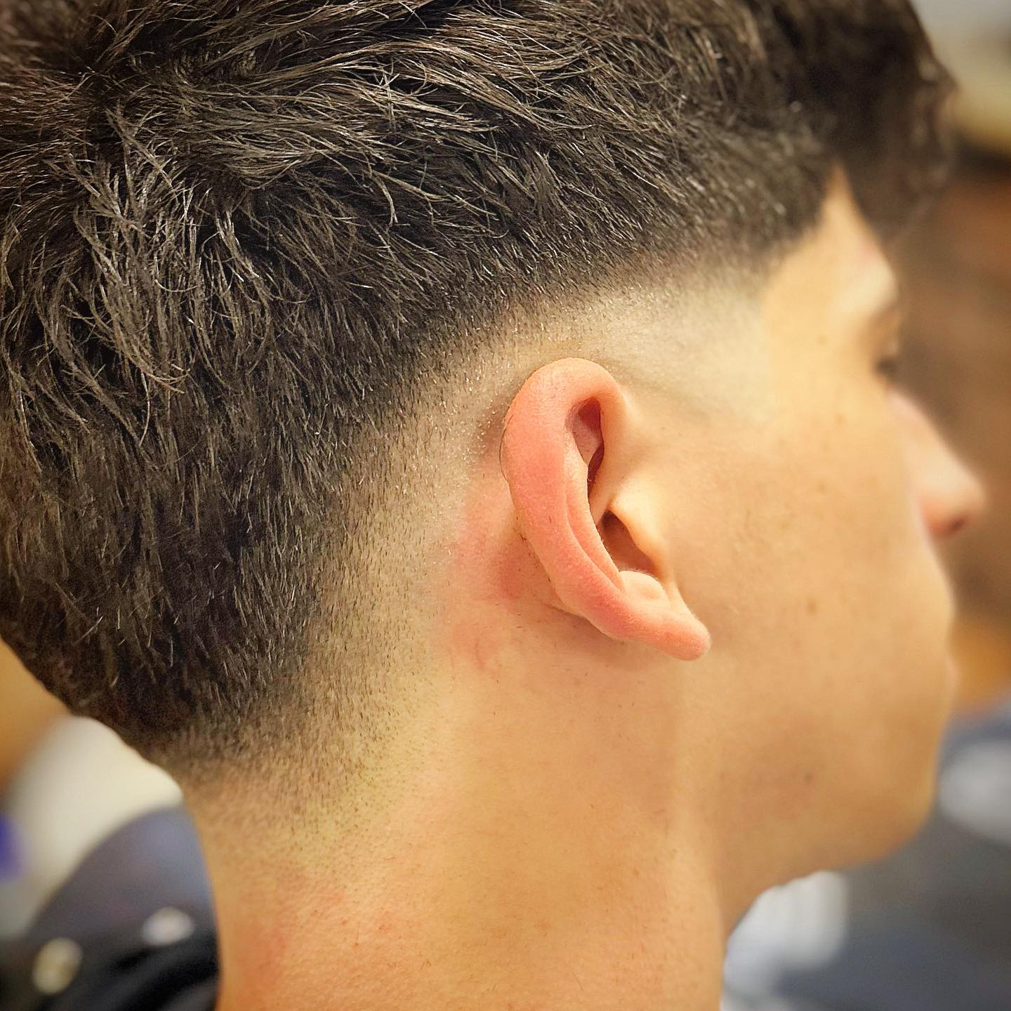 Sfumatura a scomparsa sulla nuca con capelli mossi
